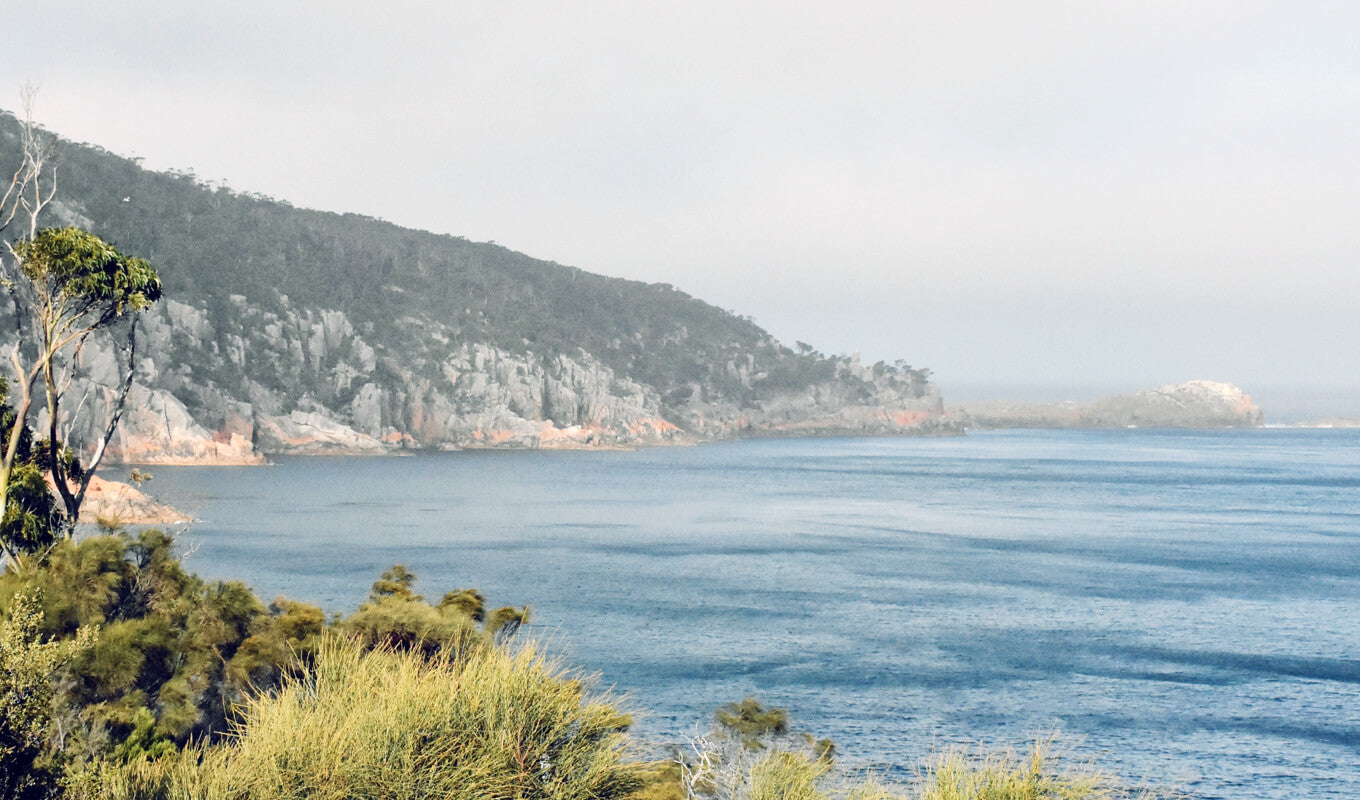 View of picturesque beach and mountains on sunny morning. Freycinet Park, Tasmania