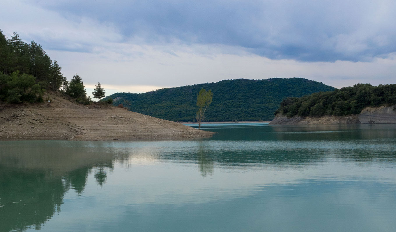 kayaking in mediano reservoir in spain