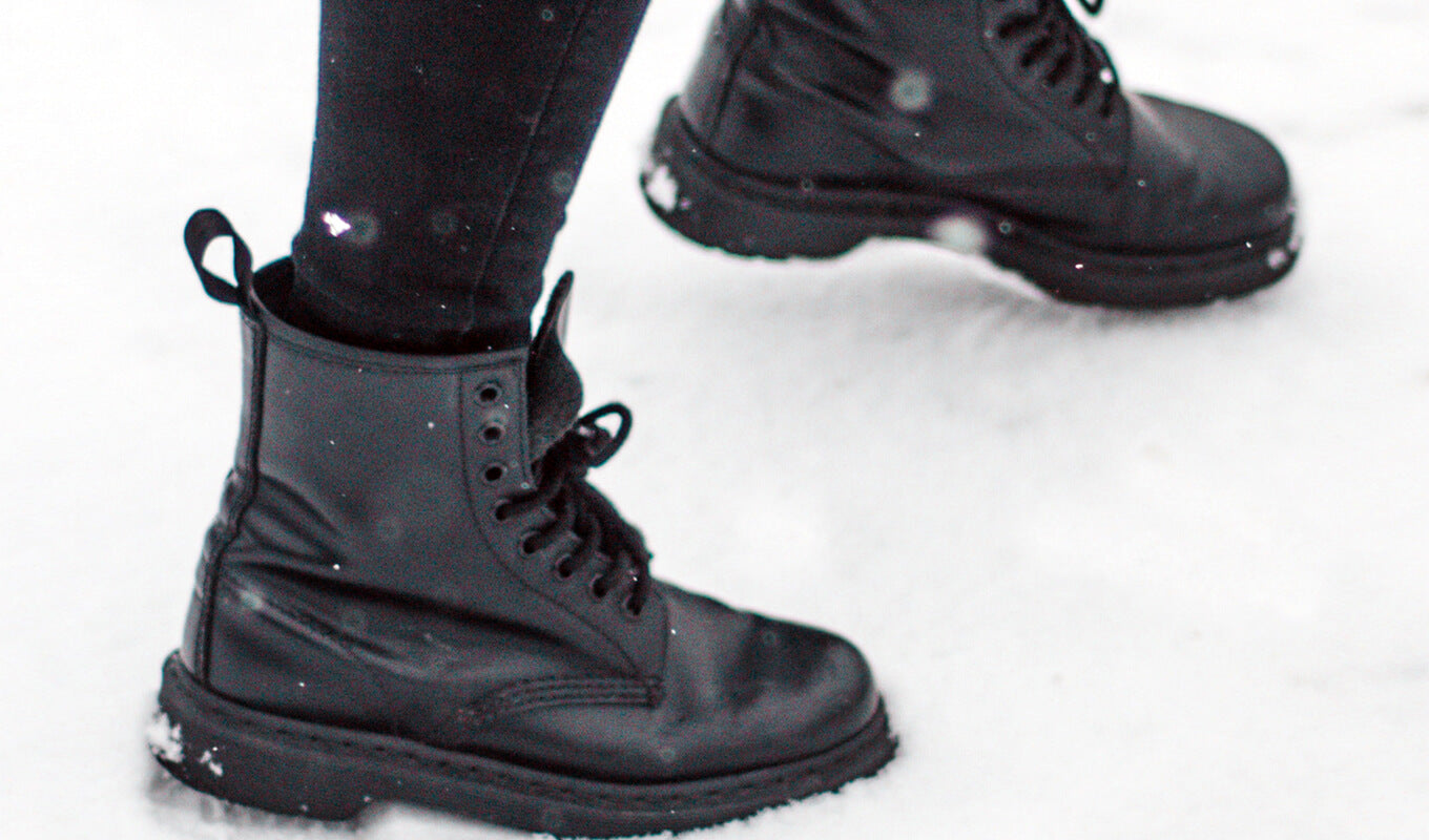 Person wearing a black snow shoes