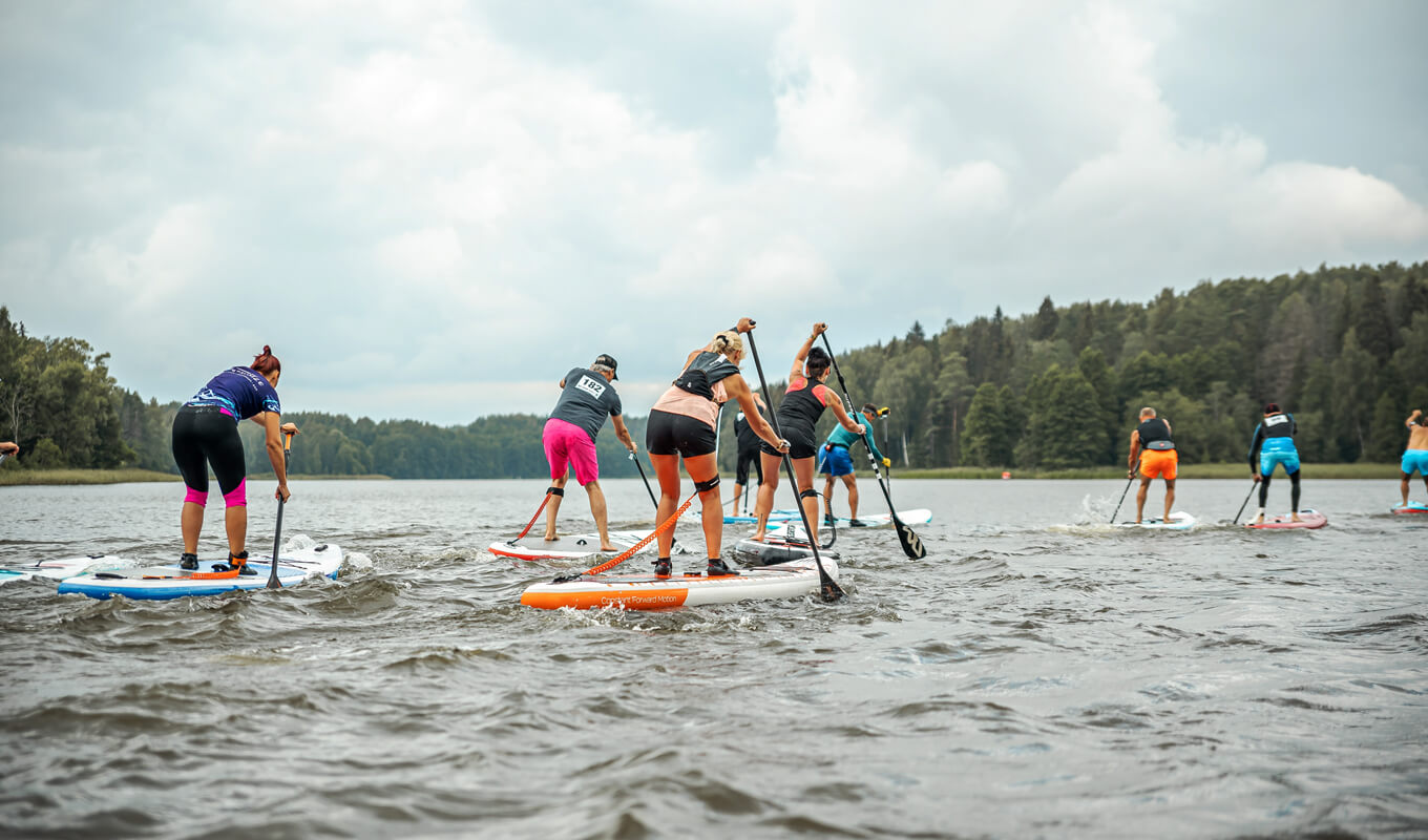 group of people sup racing