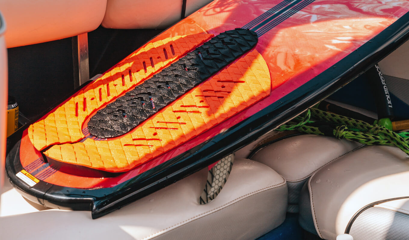 Wakesurf board with a fin attached